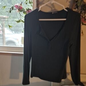 Fitted Green Blouse with V-Neck and Long Sleeves